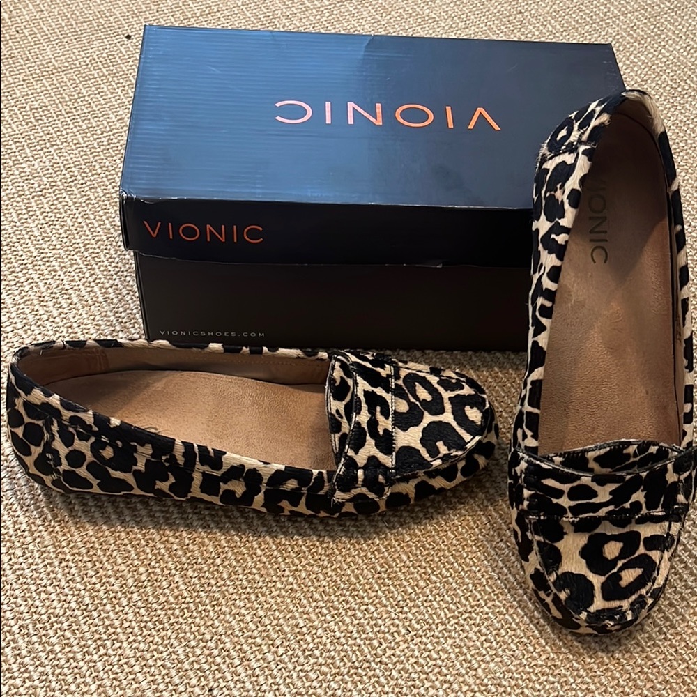 Vionic Chill Larrun Leopard Print Flats Size 6.5